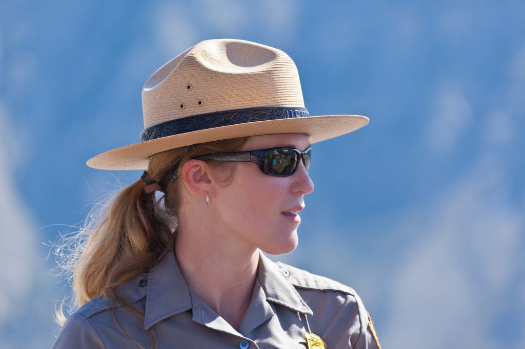 une femme fière d'elle après un coaching en confiance en soi réussi